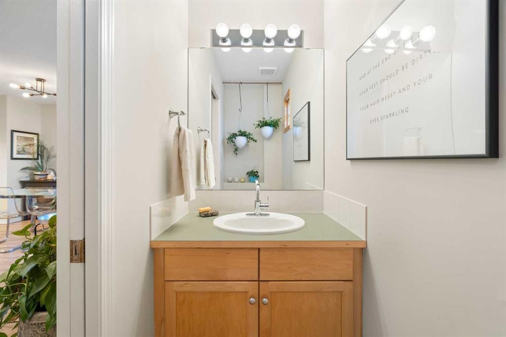 2-601 4Th Street, Canmore, AB - Indoor Photo Showing Bathroom
