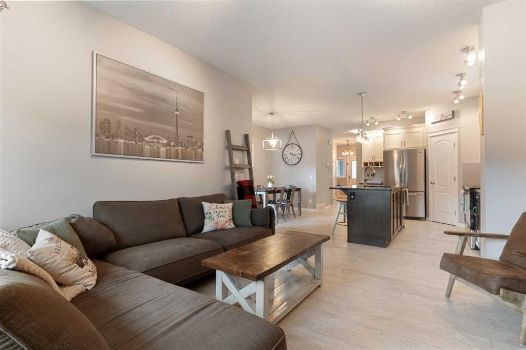 95 Evansborough Common Nw, Calgary, AB - Indoor Photo Showing Living Room