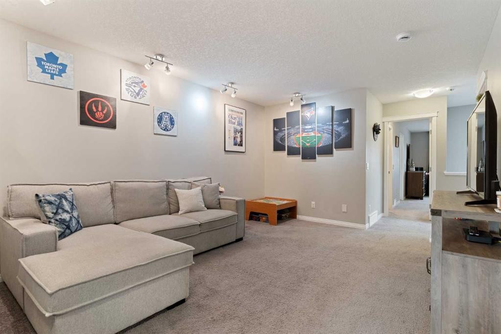 95 Evansborough Common Nw, Calgary, AB - Indoor Photo Showing Living Room