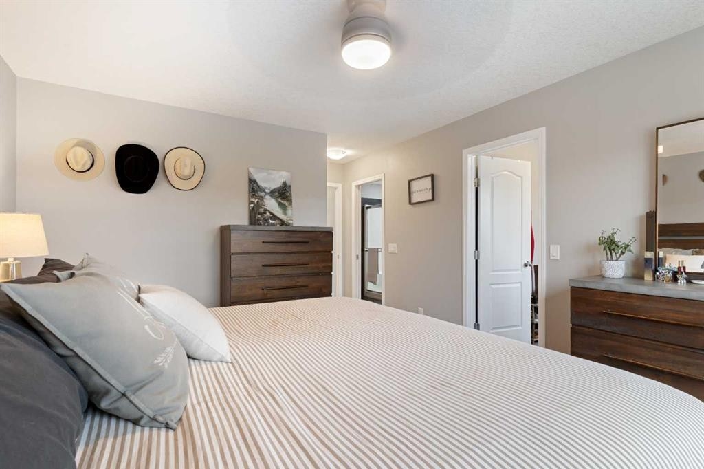 95 Evansborough Common Nw, Calgary, AB - Indoor Photo Showing Bedroom