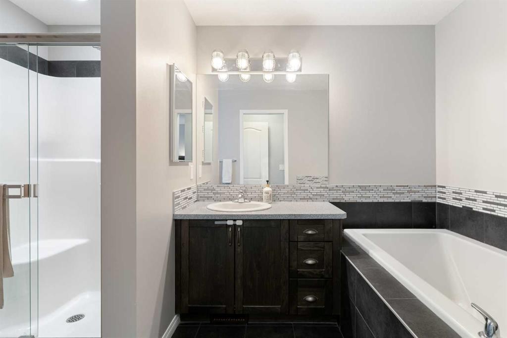 95 Evansborough Common Nw, Calgary, AB - Indoor Photo Showing Bathroom