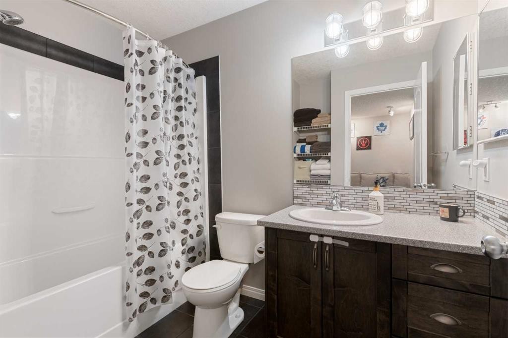 95 Evansborough Common Nw, Calgary, AB - Indoor Photo Showing Bathroom
