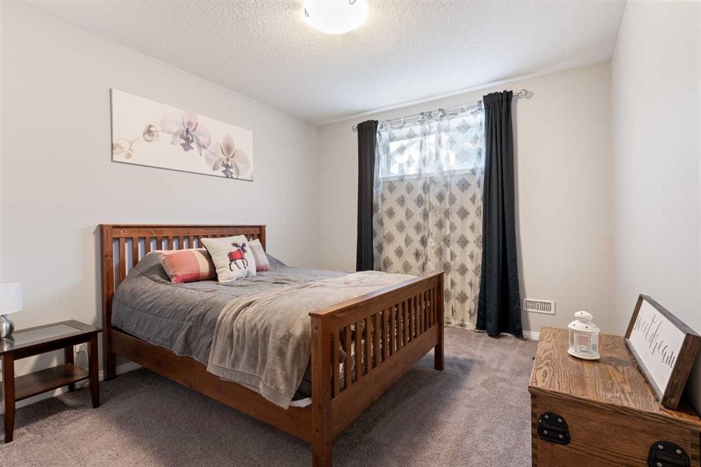 95 Evansborough Common Nw, Calgary, AB - Indoor Photo Showing Bedroom