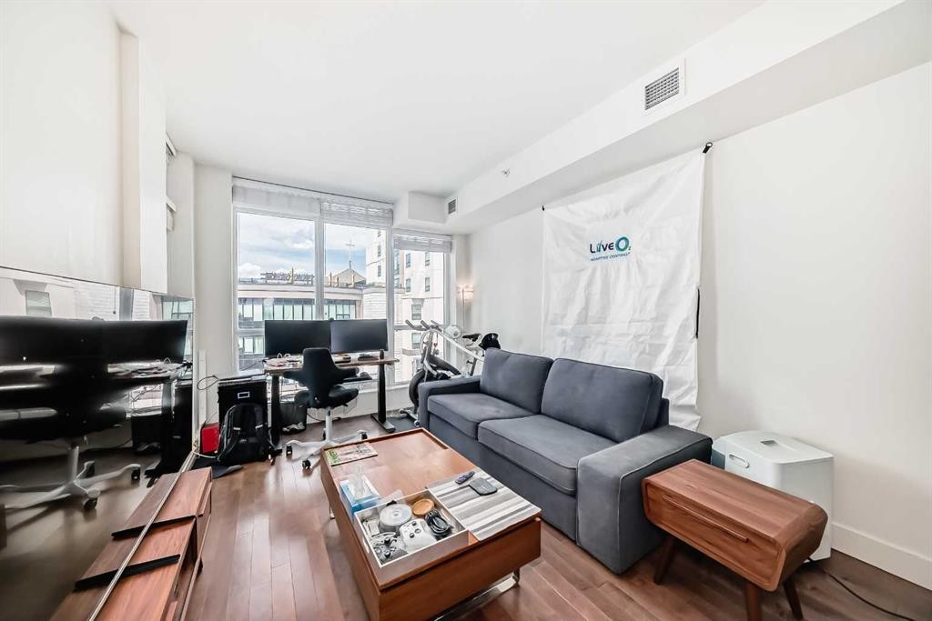 507-10 Shawnee Hill Sw, Calgary, AB - Indoor Photo Showing Living Room