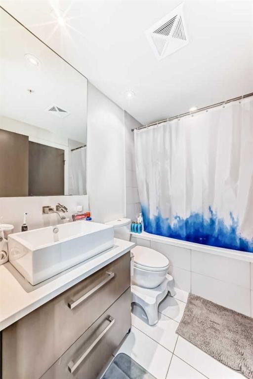 507-10 Shawnee Hill Sw, Calgary, AB - Indoor Photo Showing Bathroom
