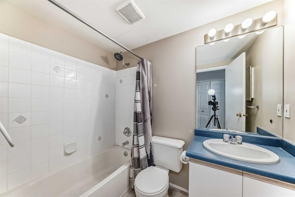 312-21 Dover Point Se, Calgary, AB - Indoor Photo Showing Bathroom