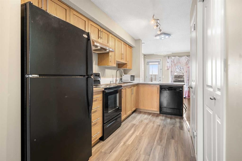 312 Saddlebrook Point Ne, Calgary, AB - Indoor Photo Showing Kitchen