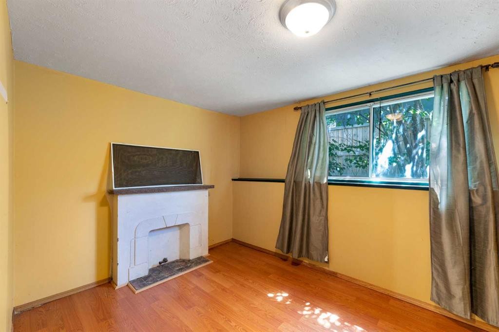 155 35 Street Nw, Calgary, AB - Indoor Photo Showing Other Room