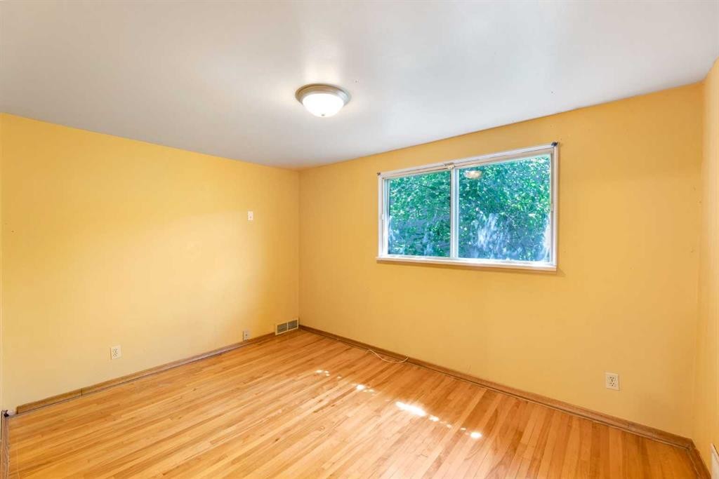 155 35 Street Nw, Calgary, AB - Indoor Photo Showing Other Room