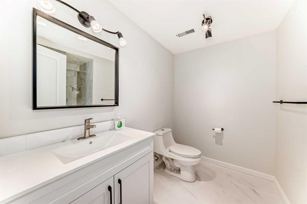 5173 Whitestone Road Ne, Calgary, AB - Indoor Photo Showing Bathroom