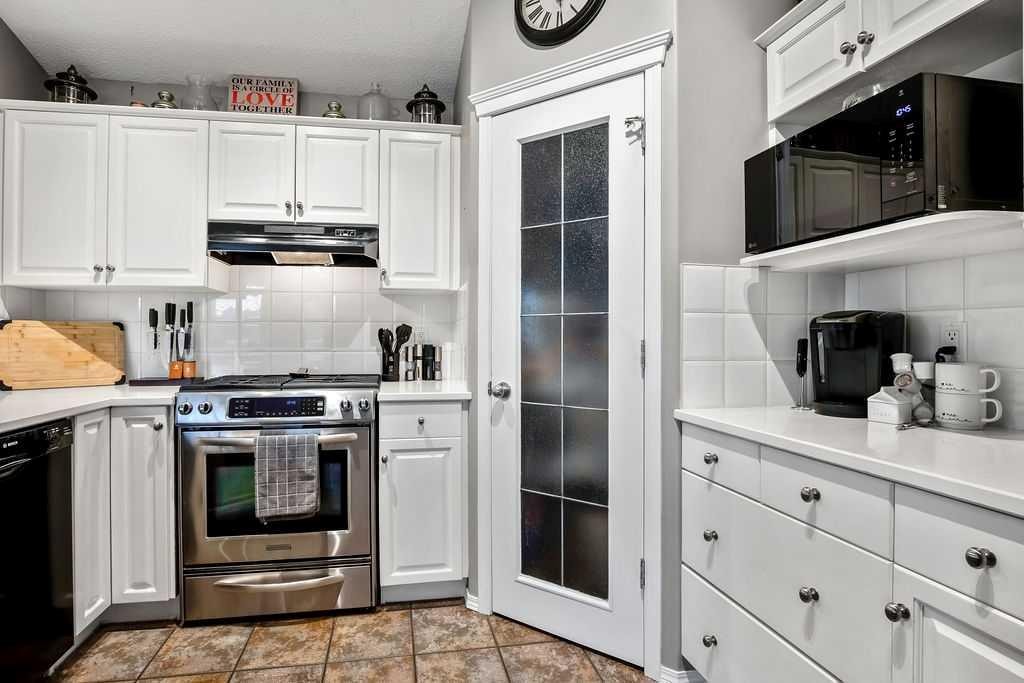 128 Cramond Crescent Se, Calgary, AB - Indoor Photo Showing Kitchen