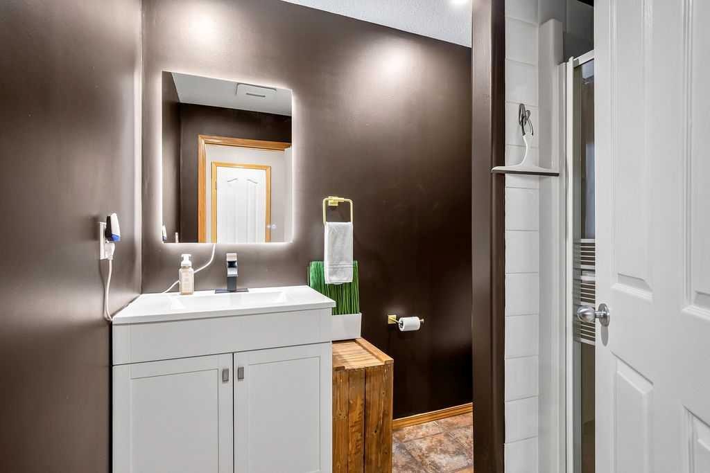 128 Cramond Crescent Se, Calgary, AB - Indoor