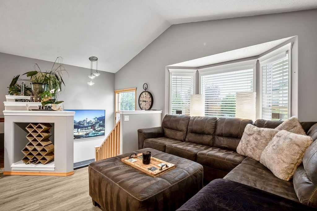 128 Cramond Crescent Se, Calgary, AB - Indoor Photo Showing Living Room