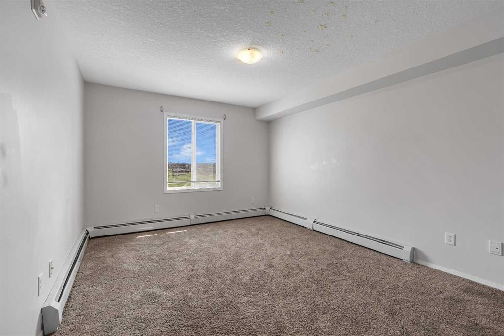 6307-304 Mackenzie Way Sw, Airdrie, AB - Indoor Photo Showing Other Room