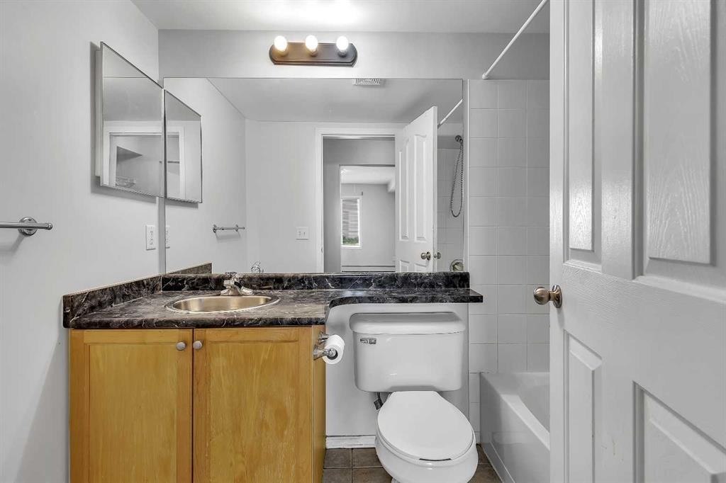 6307-304 Mackenzie Way Sw, Airdrie, AB - Indoor Photo Showing Bathroom