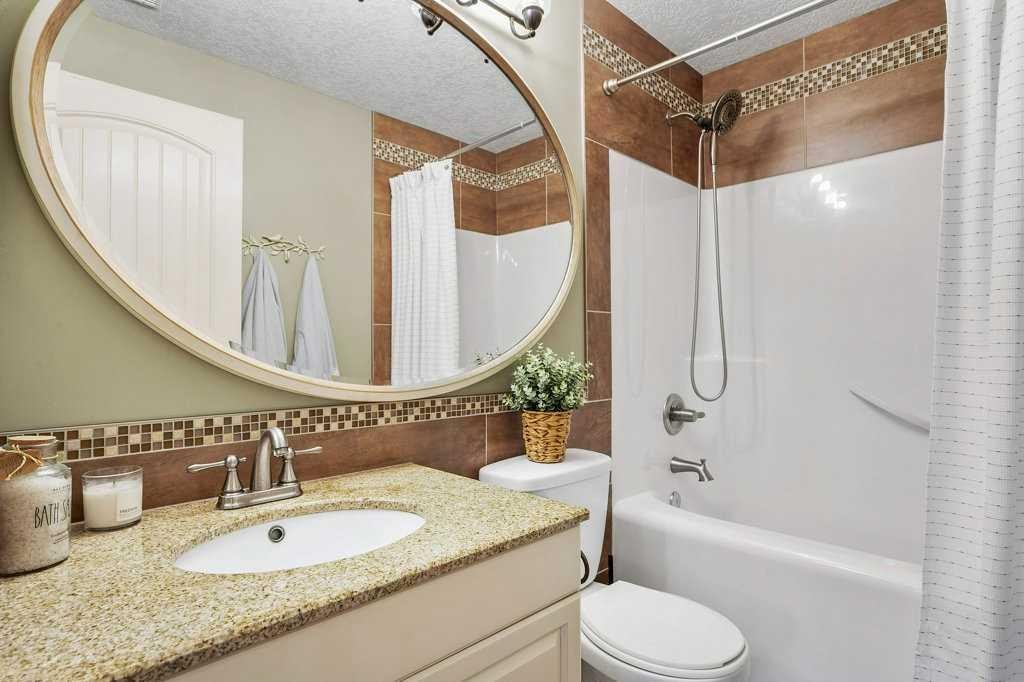 127 Hillcrest Boulevard, Strathmore, AB - Indoor Photo Showing Bathroom