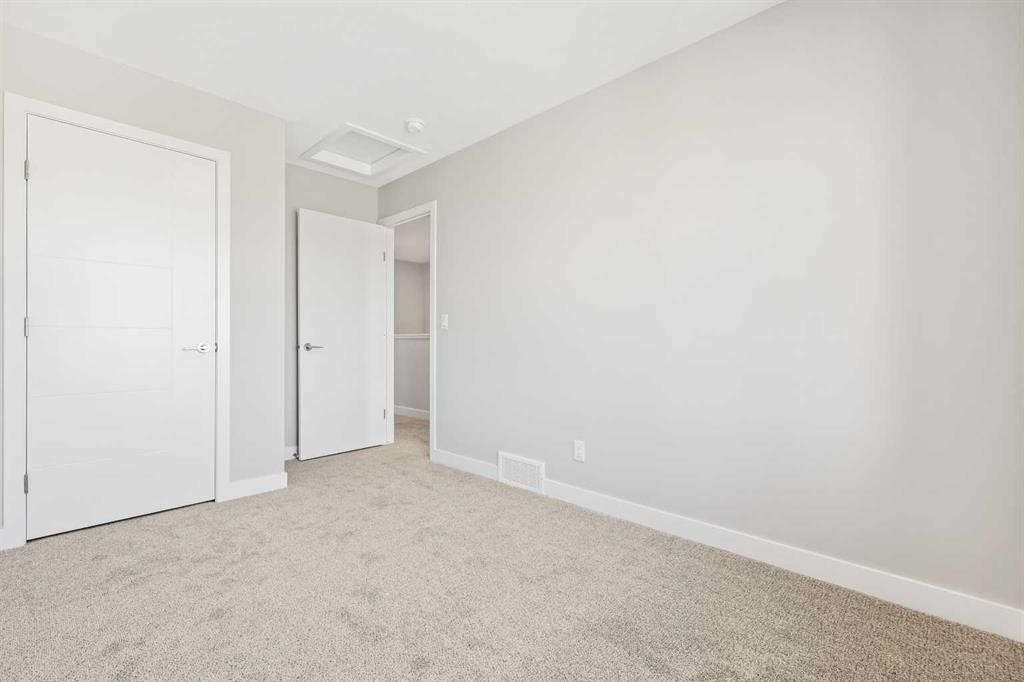 7055 Rangeview Avenue Se, Calgary, AB - Indoor Photo Showing Other Room