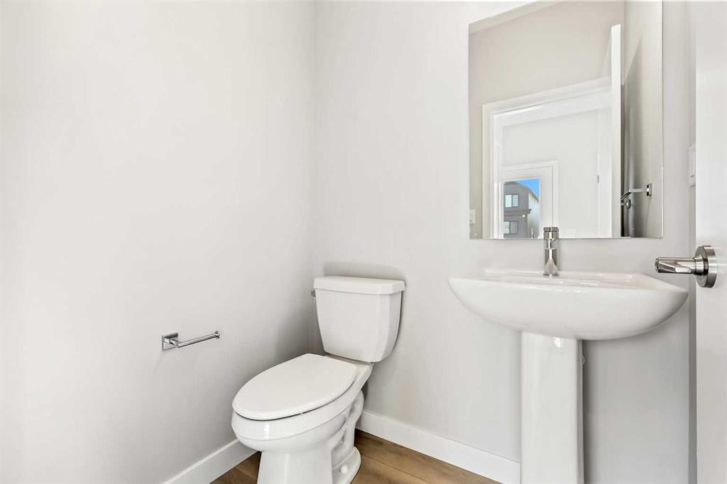 7055 Rangeview Avenue Se, Calgary, AB - Indoor Photo Showing Bathroom