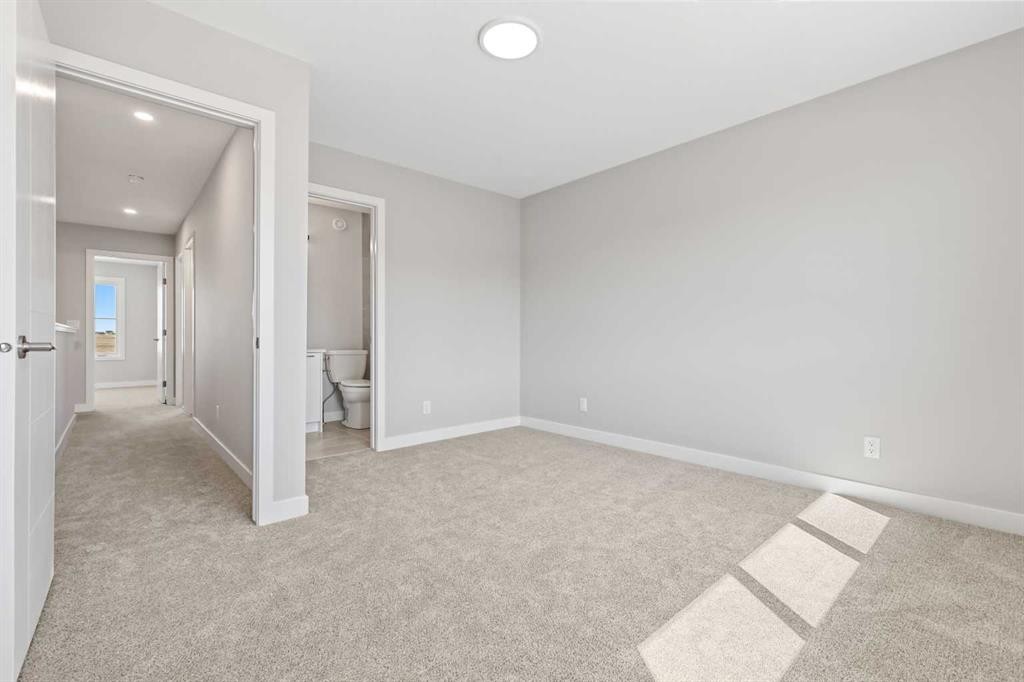 7055 Rangeview Avenue Se, Calgary, AB - Indoor Photo Showing Other Room