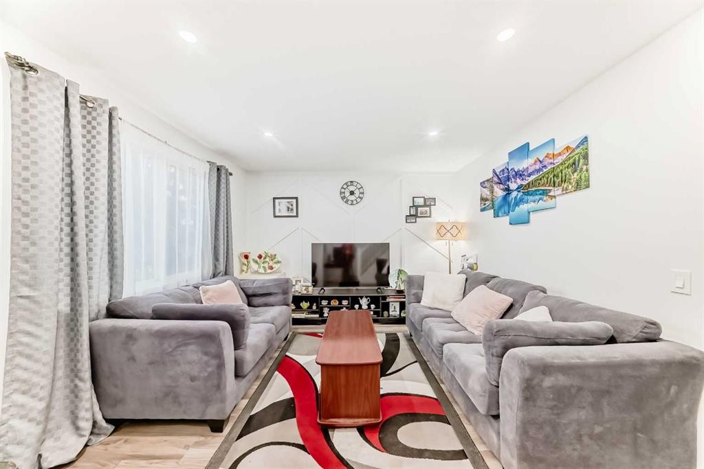 6223 Penedo Way Se, Calgary, AB - Indoor Photo Showing Living Room