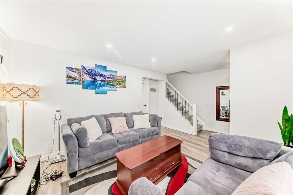 6223 Penedo Way Se, Calgary, AB - Indoor Photo Showing Living Room