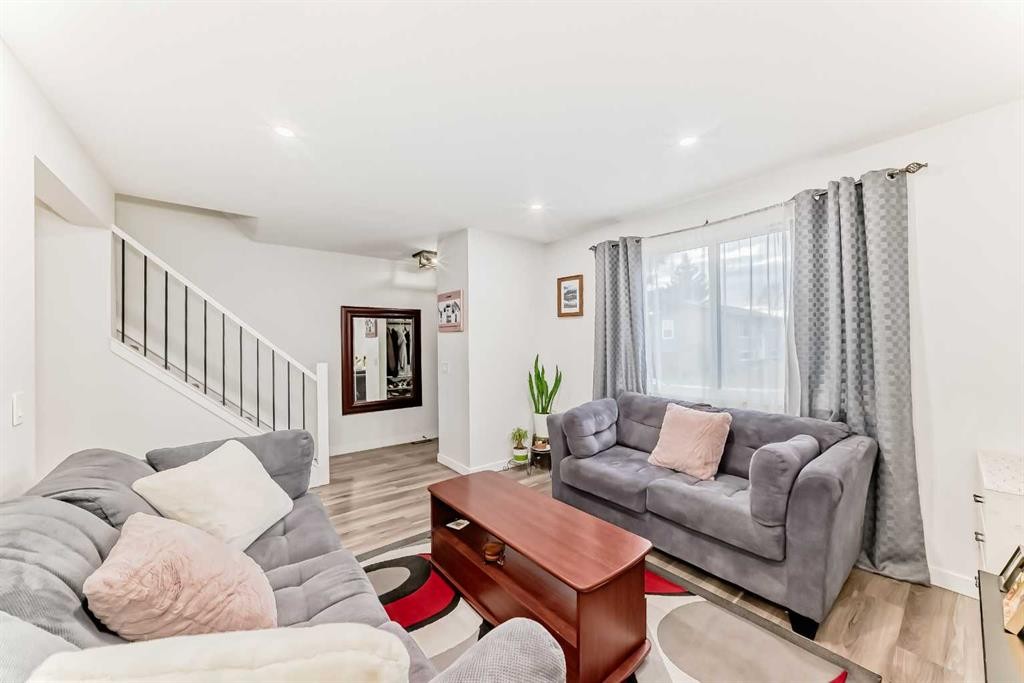 6223 Penedo Way Se, Calgary, AB - Indoor Photo Showing Living Room