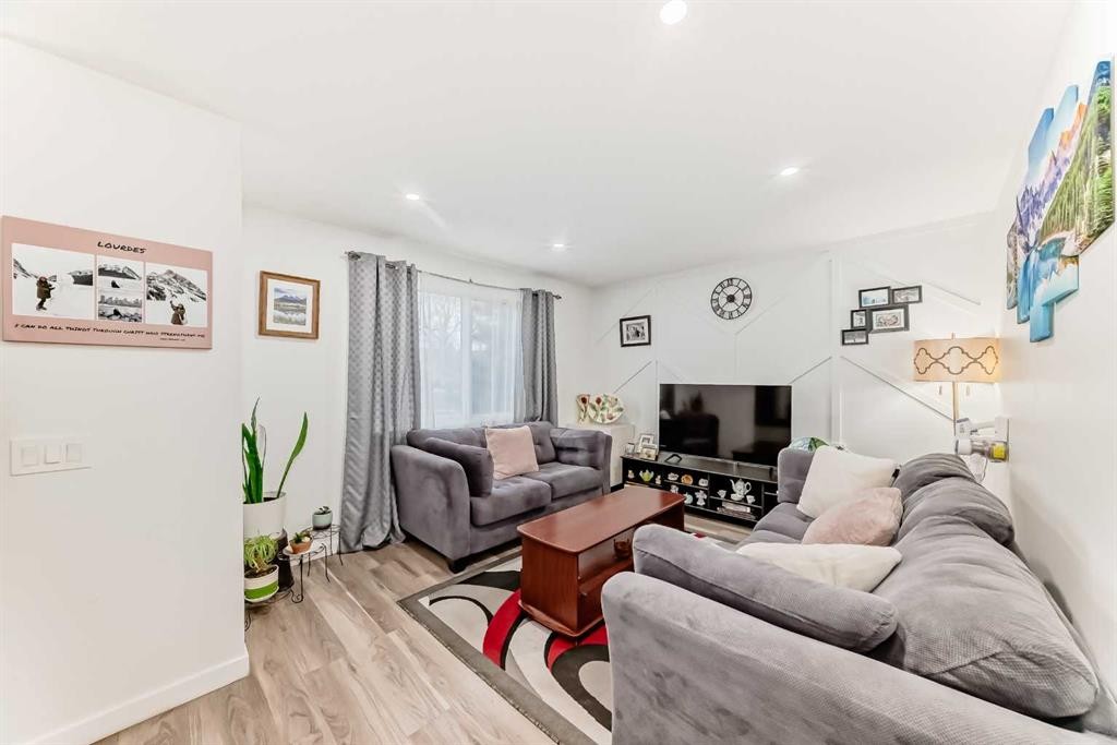 6223 Penedo Way Se, Calgary, AB - Indoor Photo Showing Living Room
