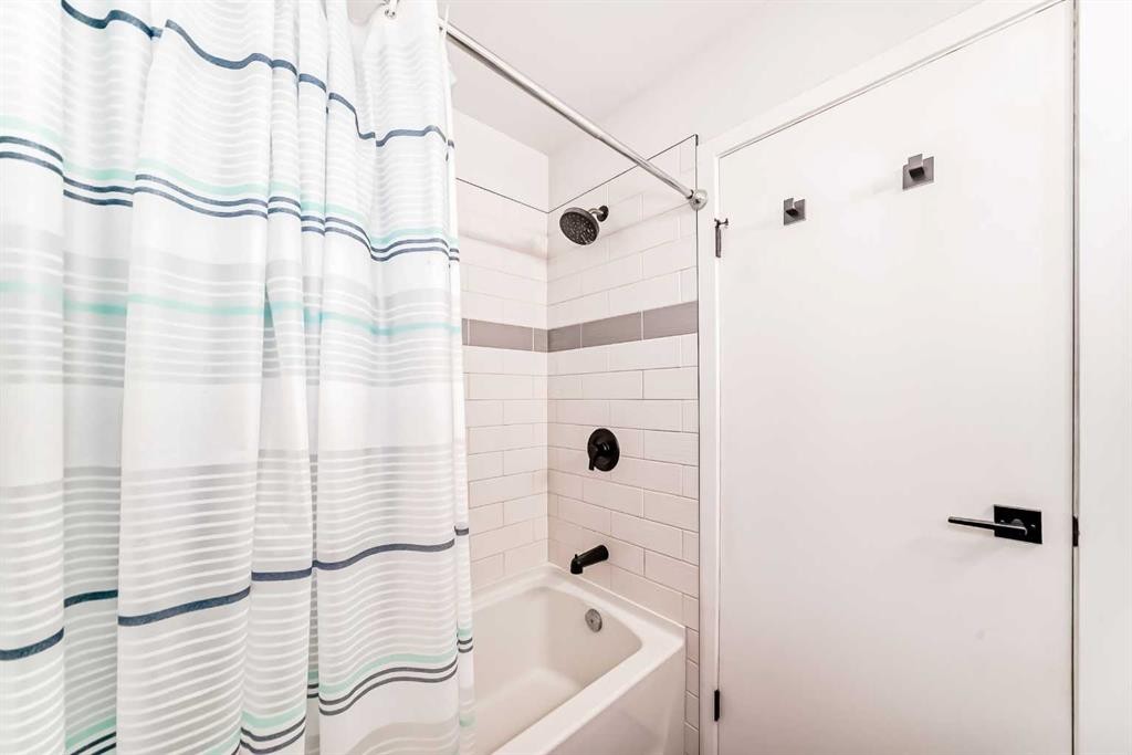 6223 Penedo Way Se, Calgary, AB - Indoor Photo Showing Bathroom