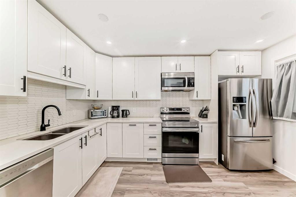 6223 Penedo Way Se, Calgary, AB - Indoor Photo Showing Kitchen With Double Sink With Upgraded Kitchen