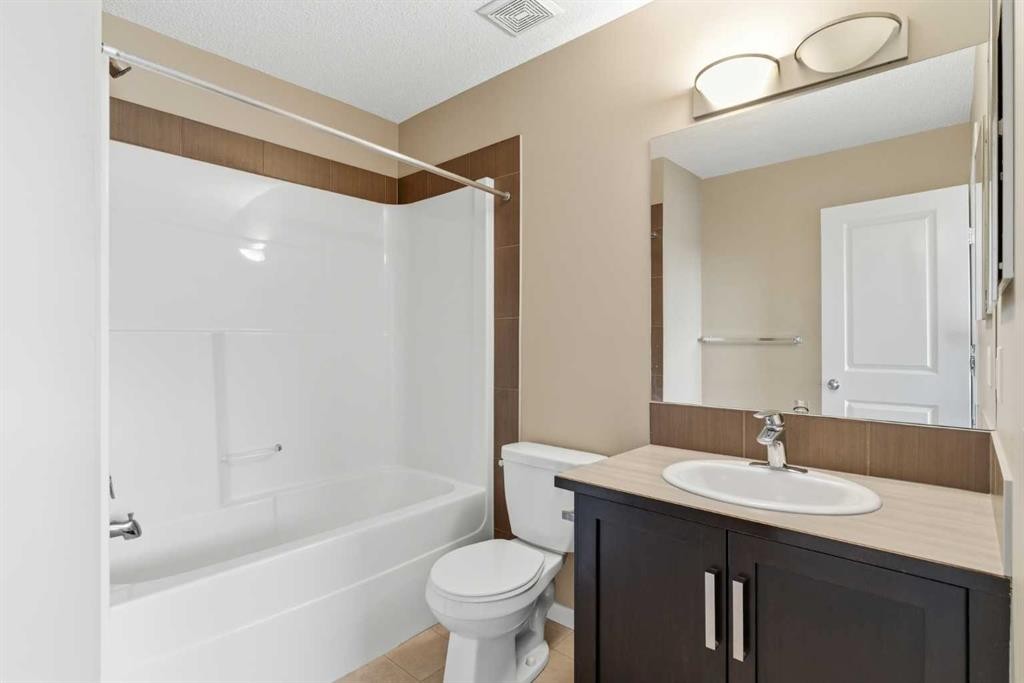 172 New Brighton Point Se, Calgary, AB - Indoor Photo Showing Bathroom
