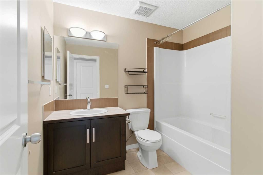 172 New Brighton Point Se, Calgary, AB - Indoor Photo Showing Bathroom