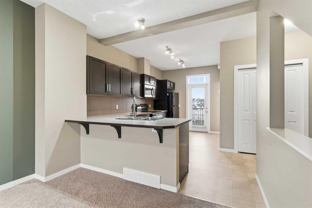 172 New Brighton Point Se, Calgary, AB - Indoor Photo Showing Kitchen