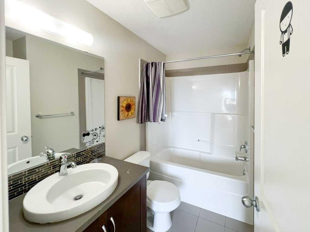 28 Kinlea Common Nw, Calgary, AB - Indoor Photo Showing Bathroom