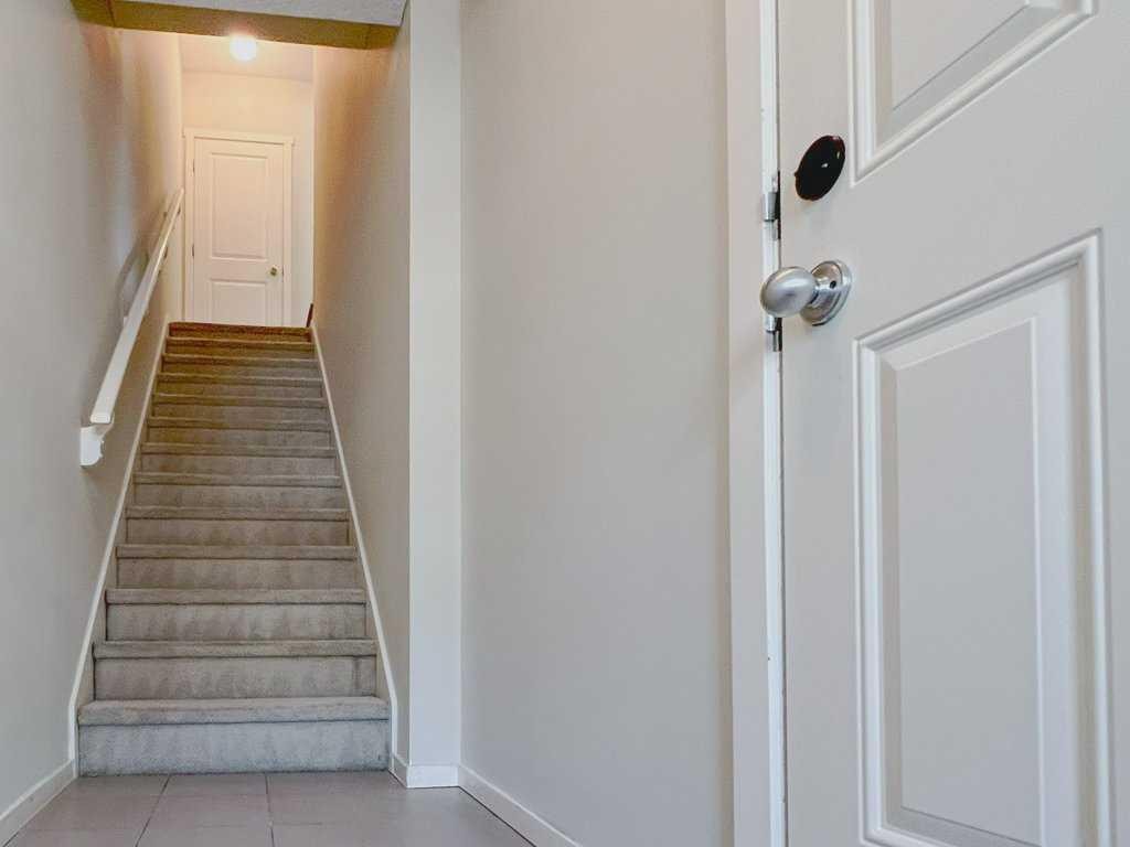 28 Kinlea Common Nw, Calgary, AB - Indoor Photo Showing Other Room