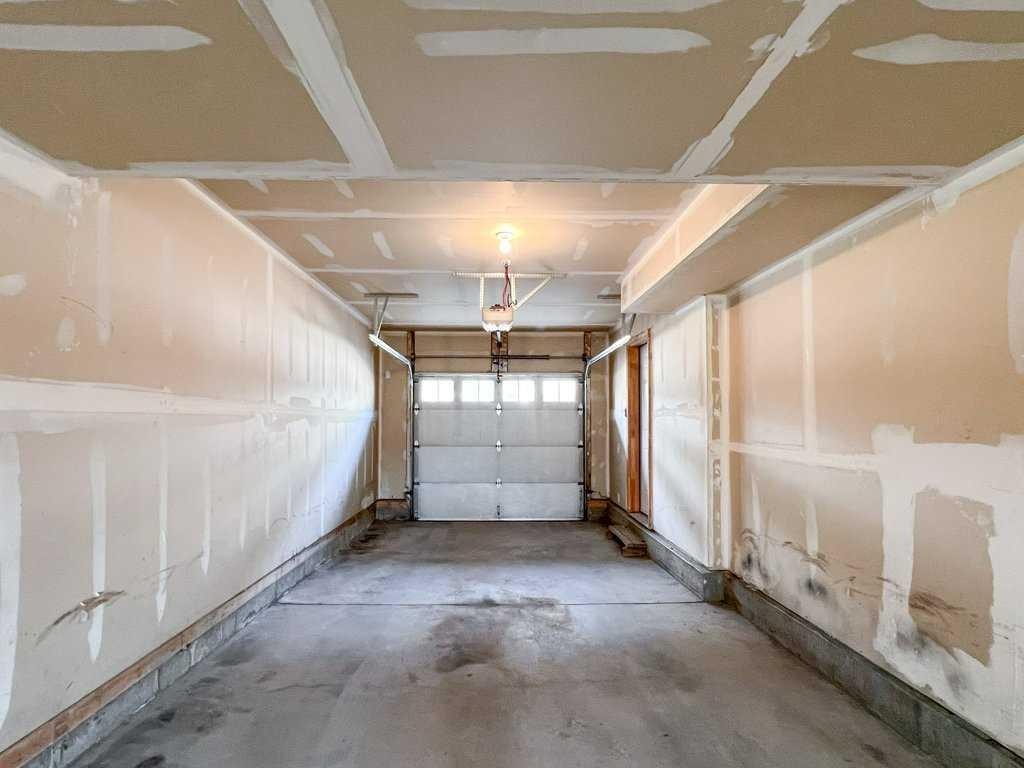 28 Kinlea Common Nw, Calgary, AB - Indoor Photo Showing Garage