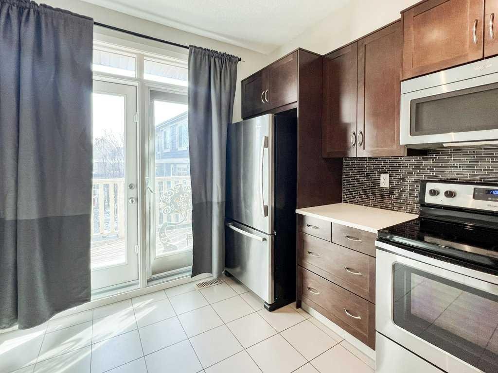 28 Kinlea Common Nw, Calgary, AB - Indoor Photo Showing Kitchen