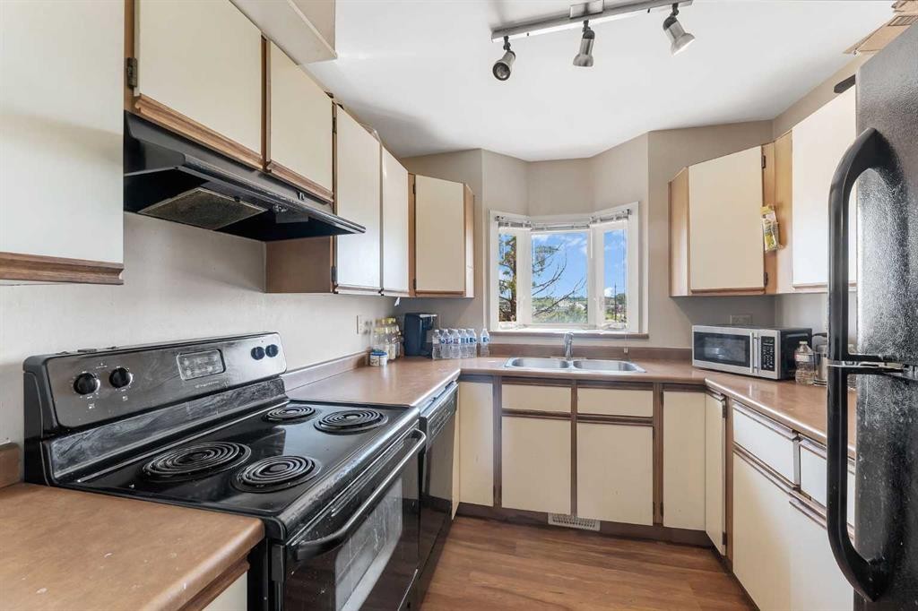 315-335 Garry Crescent Ne, Calgary, AB - Indoor Photo Showing Kitchen With Double Sink