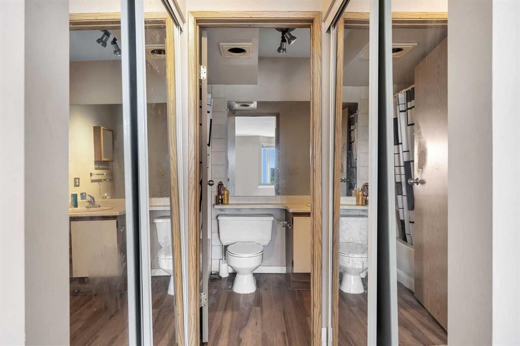 315-335 Garry Crescent Ne, Calgary, AB - Indoor Photo Showing Bathroom