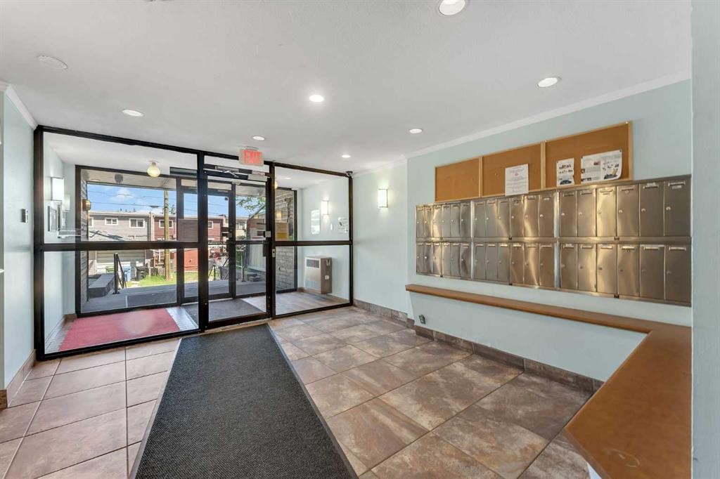 315-335 Garry Crescent Ne, Calgary, AB - Indoor Photo Showing Other Room