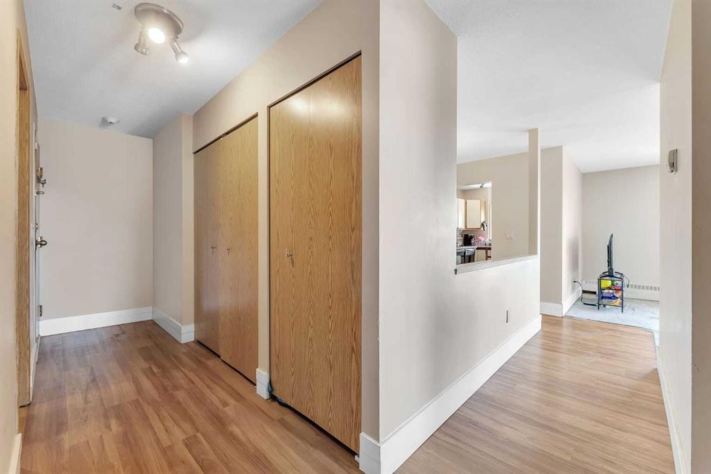 315-335 Garry Crescent Ne, Calgary, AB - Indoor Photo Showing Other Room