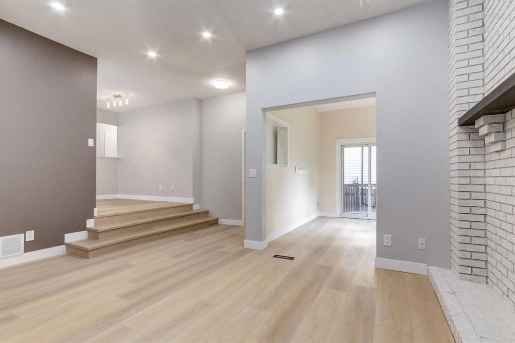 204 Hawkhill Way Nw, Calgary, AB - Indoor Photo Showing Other Room