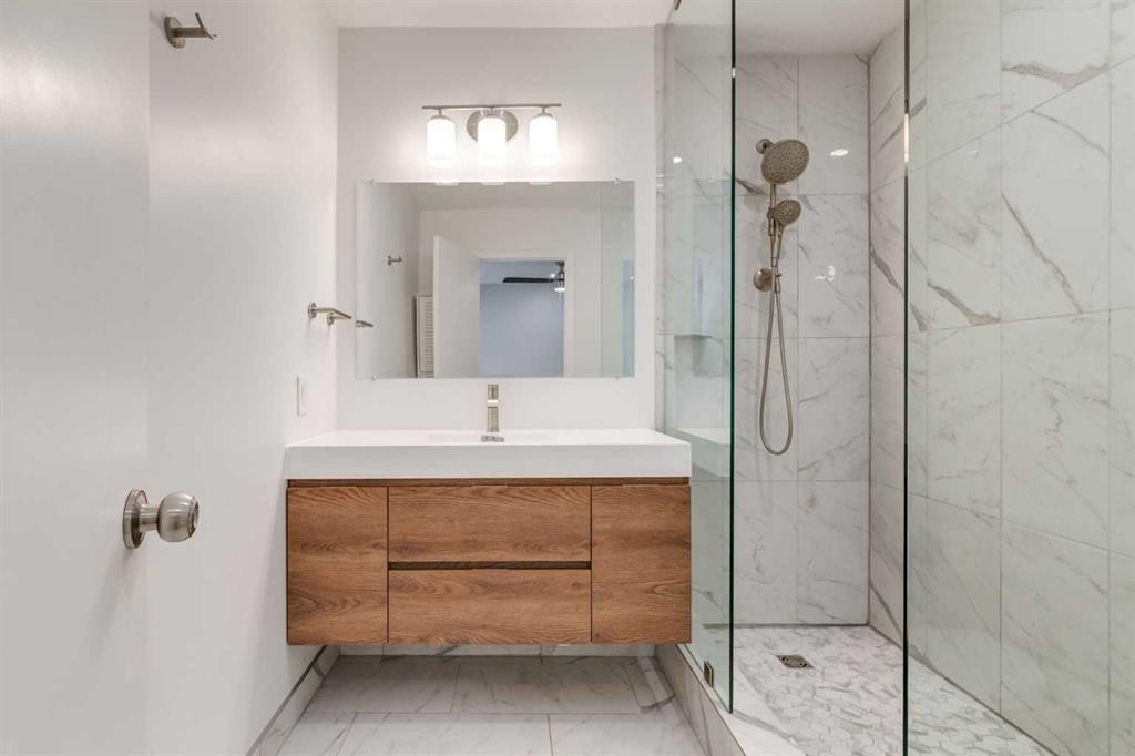 204 Hawkhill Way Nw, Calgary, AB - Indoor Photo Showing Bathroom