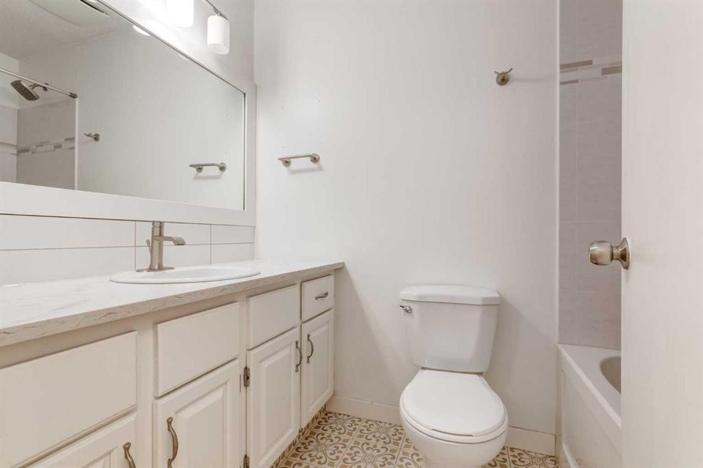 204 Hawkhill Way Nw, Calgary, AB - Indoor Photo Showing Bathroom
