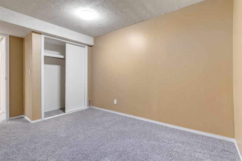 204 Hawkhill Way Nw, Calgary, AB - Indoor Photo Showing Other Room