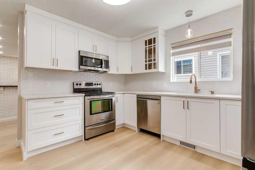 204 Hawkhill Way Nw, Calgary, AB - Indoor Photo Showing Kitchen