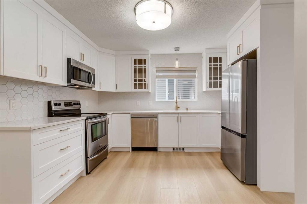 204 Hawkhill Way Nw, Calgary, AB - Indoor Photo Showing Kitchen