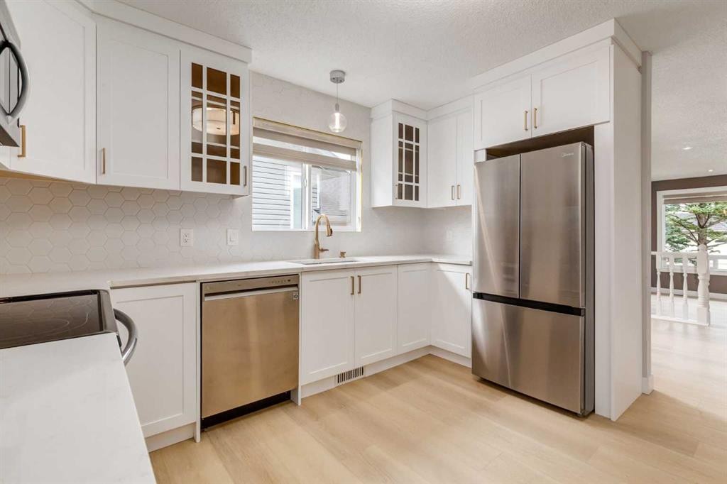 204 Hawkhill Way Nw, Calgary, AB - Indoor Photo Showing Kitchen