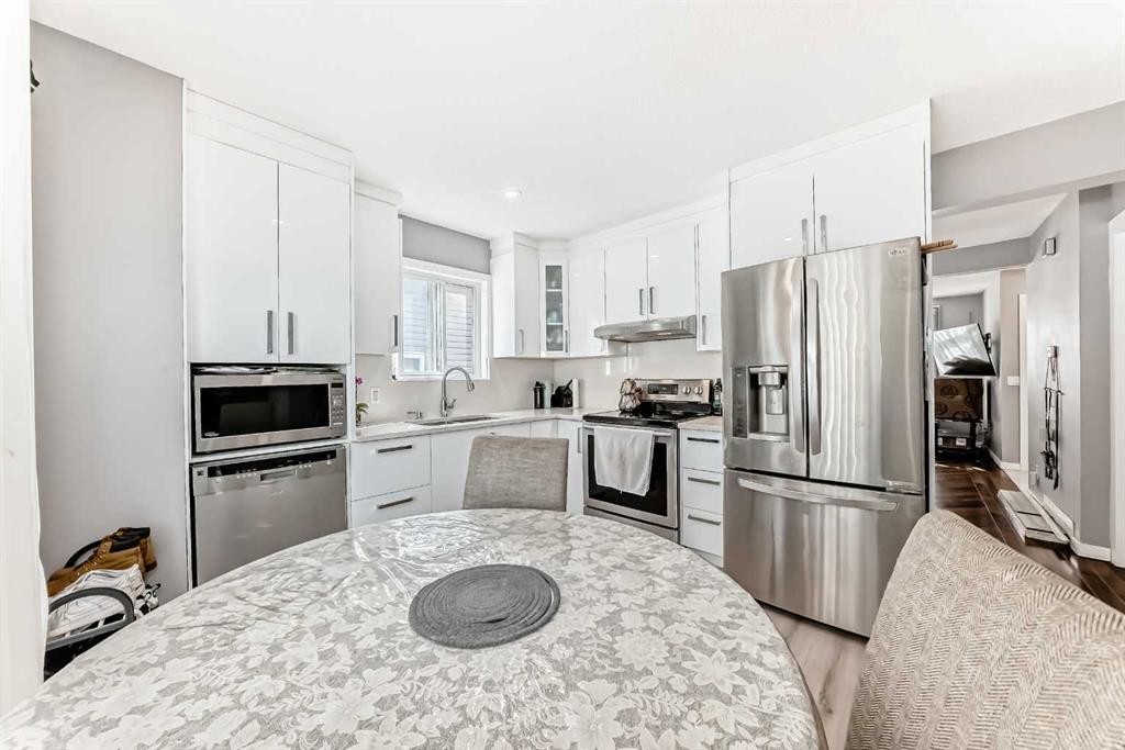 7 Martinview Crescent, Calgary, AB - Indoor Photo Showing Kitchen