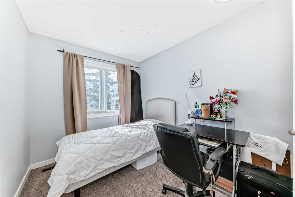 7 Martinview Crescent, Calgary, AB - Indoor Photo Showing Bedroom