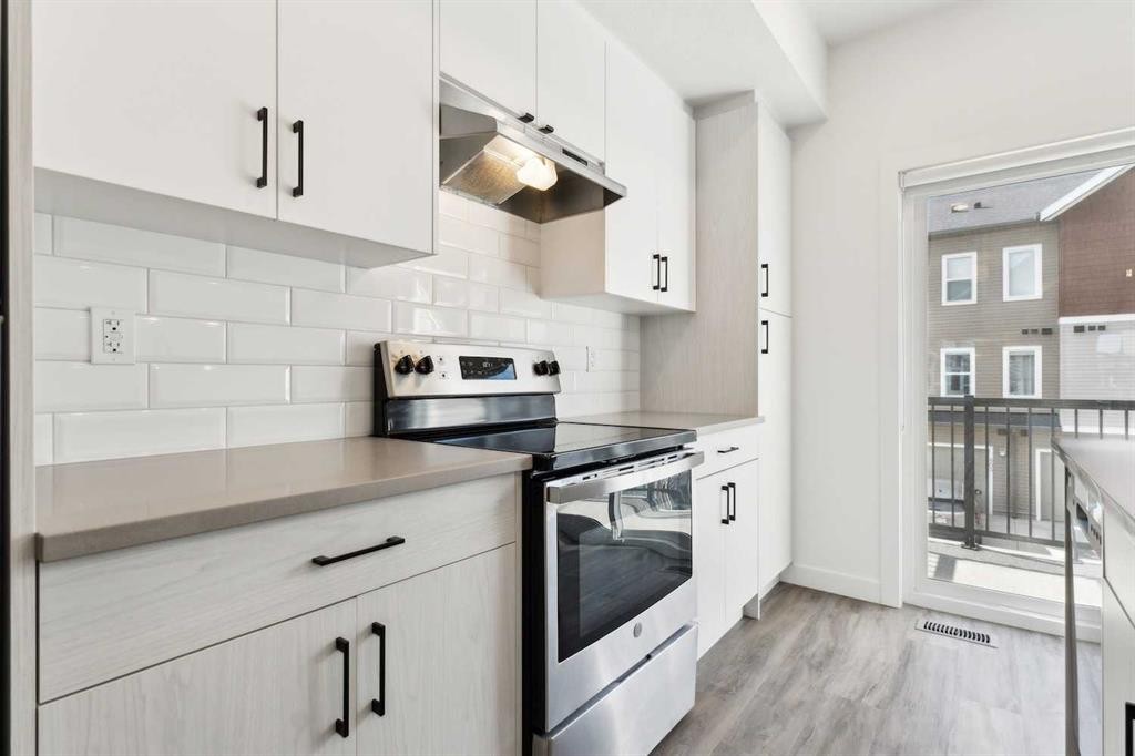 703-24 Rivercrest Drive, Cochrane, AB - Indoor Photo Showing Kitchen With Upgraded Kitchen